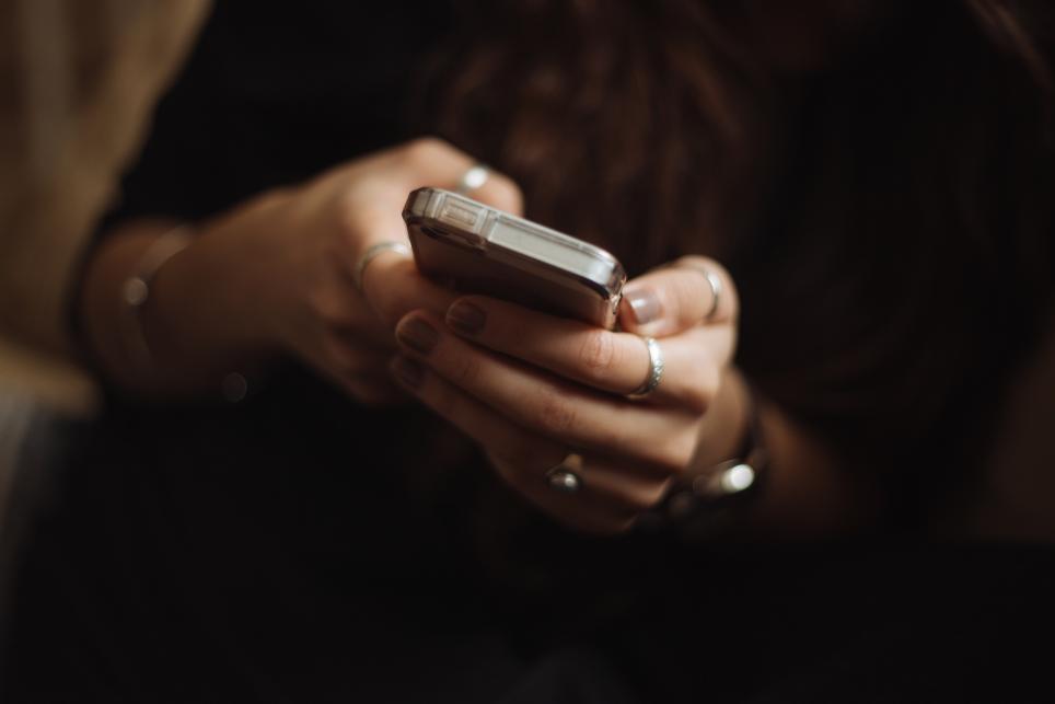 woman-holding-phone